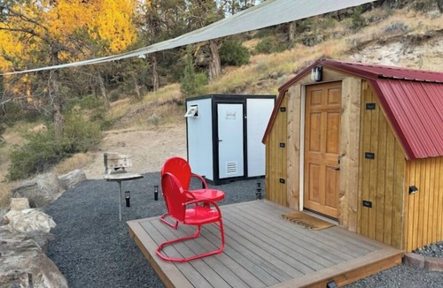 Redmond Cabin | Solar powered little cabin. Private deck and remote setting; minutes from town.