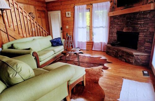 Sweetbriar Farms House | Solar powered log cabin with mountain views, 3acres