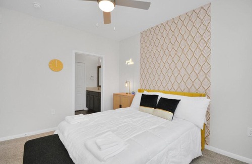 South Central Houston Apartment | Solatair Oasis Smart Hub with Free Parking, Pool&Gym