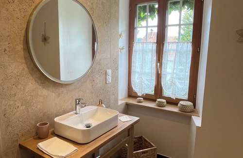 Husseren-Wesserling Bed & Breakfast | Solaya, a charming room in a green setting