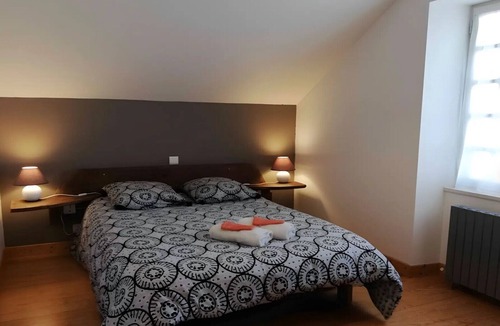 Nauviale Bed & Breakfast | Soleil Levant Guest Room with Shared Pool, Communal Garden, and Wi-Fi