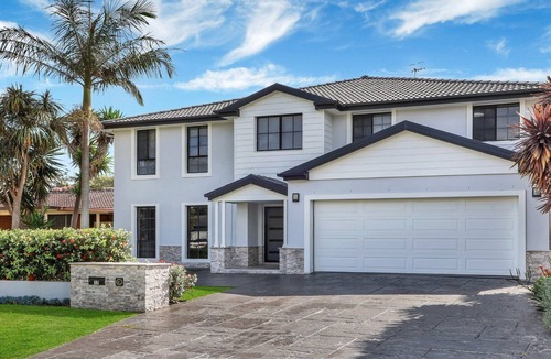 Wamberal House | SOLIS | pool, wifi, aircon| Accom Holidays