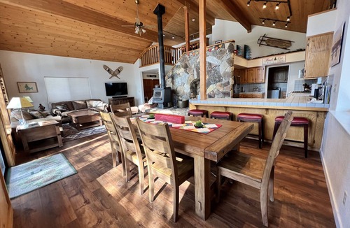 Sierra Cedars Cabin | Solitude in the Cedars, Spacious Mountain Home