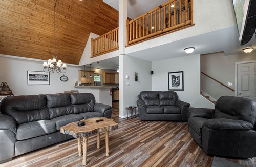 North Glade Hills House | Solitude | Pet Friendly, Woods, Fire Pit, Deck!