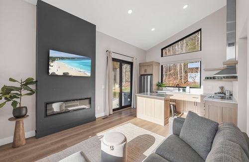 Shoals Cabin | Solo or Couples' Cabin with Hot Tub, Sauna
