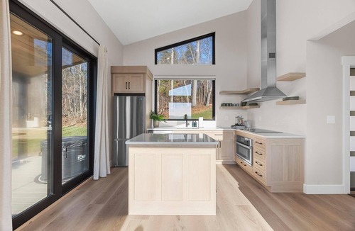 Shoals Cabin | Solo or Couples' Cabin with Hot Tub, Sauna