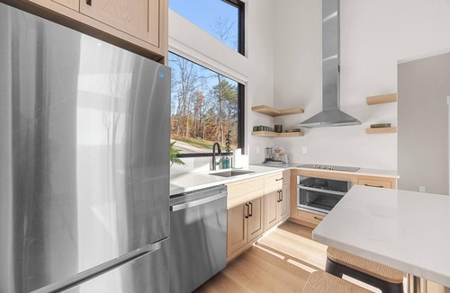 Shoals Cabin | Solo or Couples' Cabin with Hot Tub, Sauna