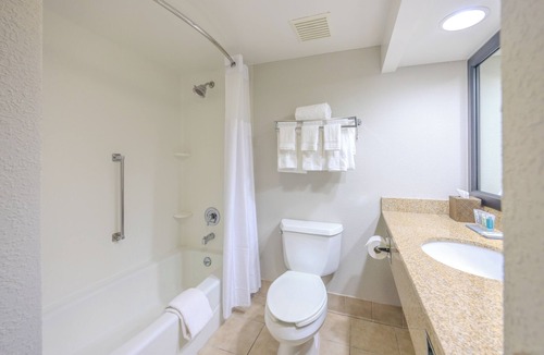 Solomons Hotel | Solomons Inn Resort & Marina