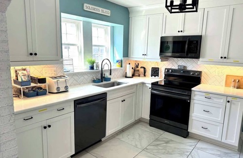 Solomons House | Solomons Spacious 6-BD Family Home with Hot Tub