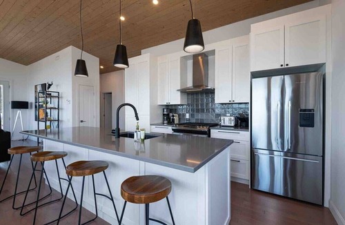 Les Eboulements Ski Chalet | Solstice 203: River Views, Terrace & Hot Tub