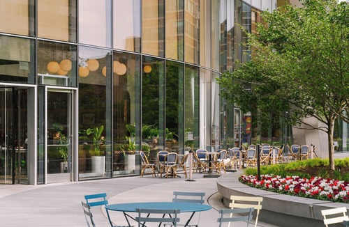 West Loop Gate Apartment | Sonder The Burnham | Queen Studio Apartment