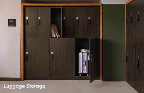 Queen Village Apartment | Sonder The Queen | Queen Room