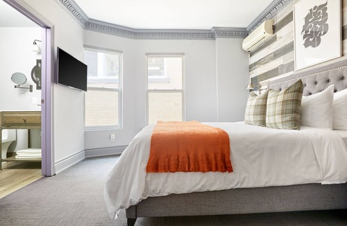 Church and Wellesley Apartment | Sonder The Wellesley | Queen Room