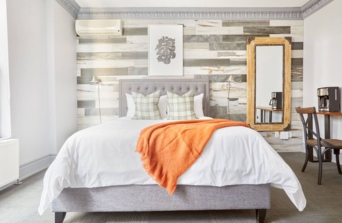 Church and Wellesley Apartment | Sonder The Wellesley | Queen Room