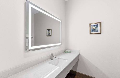 La Porte Hotel | Sonesta Essential La Porte