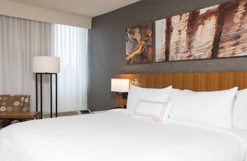 East Paris Hotel | Sonesta Hotel Grand Rapids Airport