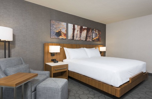 East Paris Hotel | Sonesta Hotel Grand Rapids Airport