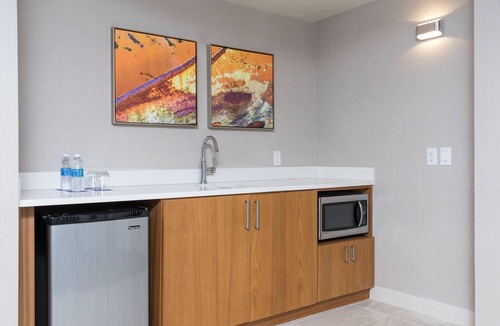 East Paris Hotel | Sonesta Hotel Grand Rapids Airport