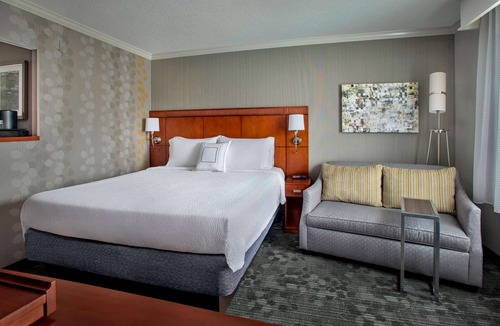 Tinton Falls Hotel | Sonesta Select Tinton Falls Eatontown