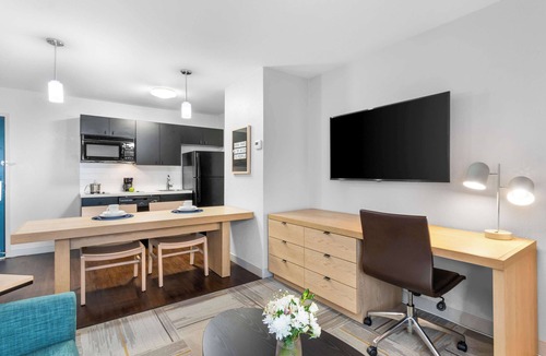 East Congress Hotel | Sonesta Simply Suites Austin South