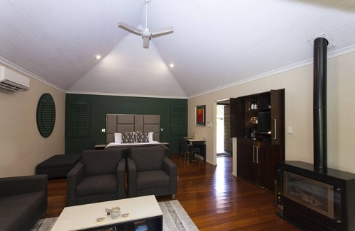 North Tamborine Cabin | Songbirds Rainforest Retreat