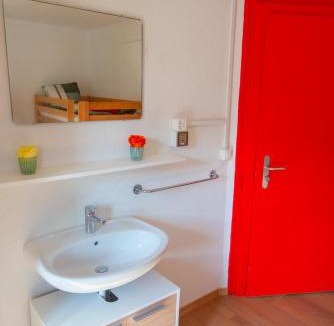 Unterseen Hostel | Sonne Holiday Rooms