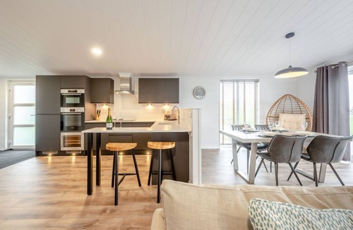 Laugharne Cabin | Sonnet 3 Spa, Laugharne