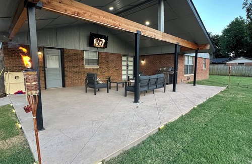 Norman House | Sooner Stay - Modern Norman Retreat 4BR w/Fire Pit & Patio Near OU
