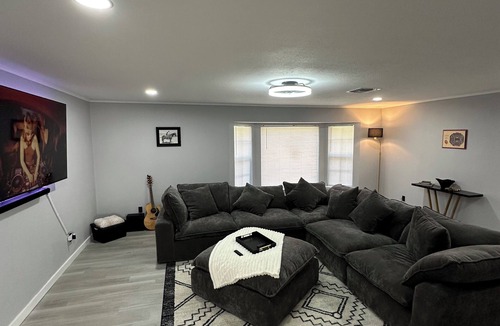 Norman House | Sooner Stay - Modern Norman Retreat 4BR w/Fire Pit & Patio Near OU