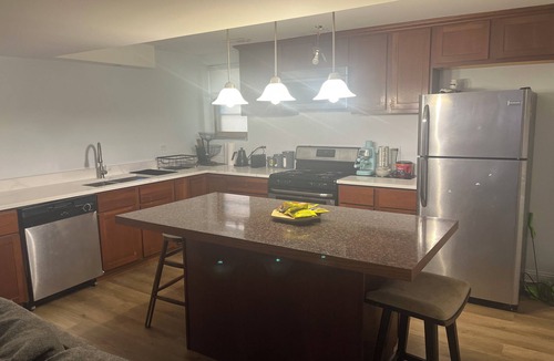Oak Lawn Apartment | Soothing 1 bedroom apartment with AC in charming Oak Lawn,
