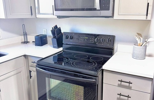 Crewe Apartment | Soothing 2-bedroom apartment with AC in charming Crewe