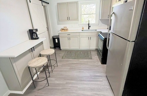 Crewe Apartment | Soothing 2-bedroom apartment with AC in charming Crewe