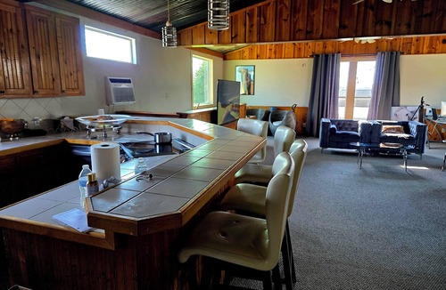 Lissie House | Soothing 2-bedroom country Barndominium in Beasley