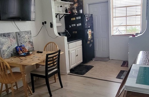 Northeast Miami Apartment | Soothing apartment 420 Friendly in Miami Beach