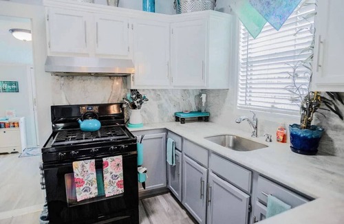 Nederland House | Soothing Blues in Peaceful 2BR/1BA Cottage