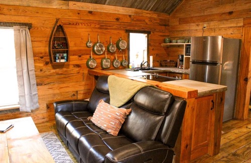 Eureka Springs Cabin | Soothing LOG CABIN in charming Eureka Springs