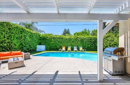 Van Nuys House | Sophia's Pool Oasis