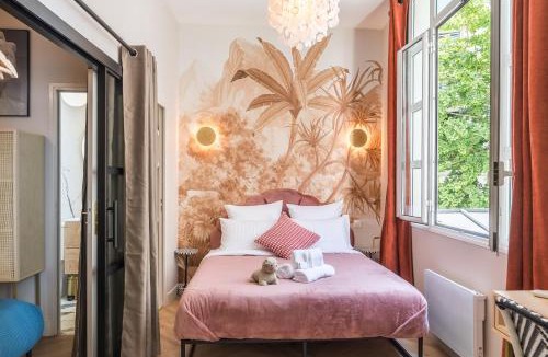 Quinze-Vingts Hotel | Sophie Stay - Le Mucha - King size bed - AC