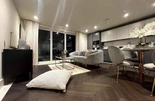 Chigwell Apartment | Sophisticated 1BR, 1 BA Chigwell Designer Flat