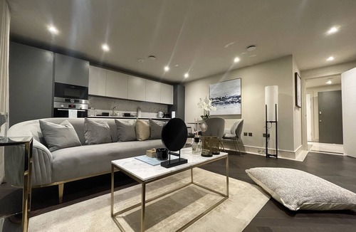 Chigwell Apartment | Sophisticated 1BR, 1BA Chigwell Designer Flat