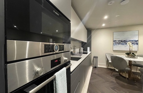 Chigwell Apartment | Sophisticated 1BR, 1BA Chigwell Designer Flat