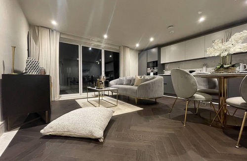 Chigwell Apartment | Sophisticated 1BR, 1BA Chigwell Designer Flat