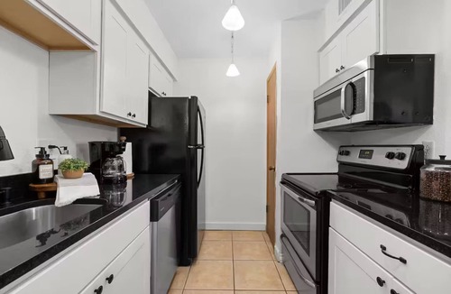 Plantation Oaks Condo | Sophisticated 2BR by TAMU/King/Washer & Dryer