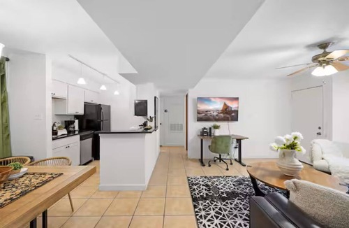 Plantation Oaks Condo | Sophisticated 2BR by TAMU/King/Washer & Dryer