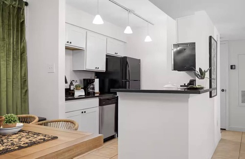 Plantation Oaks Condo | Sophisticated 2BR by TAMU/King/Washer & Dryer