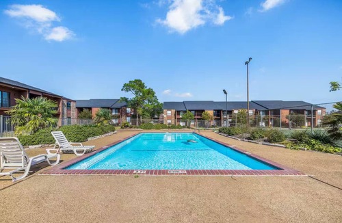 Plantation Oaks Condo | Sophisticated 2BR by TAMU/King/Washer & Dryer