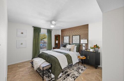 College Station Apartment | Sophisticated 2BR 2BA by TAMU, King Bed, Washer & Dryer, Smart TV