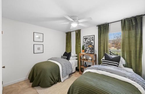 College Station Apartment | Sophisticated 2BR 2BA by TAMU, King Bed, Washer & Dryer, Smart TV