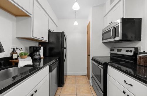 College Station Apartment | Sophisticated 2BR 2BA by TAMU, King Bed, Washer & Dryer, Smart TV