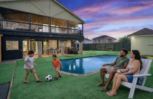 South Arlington House | Sophisticated 5BR 2,5BA Holiday Villa - Pool Sauna Hot Tub